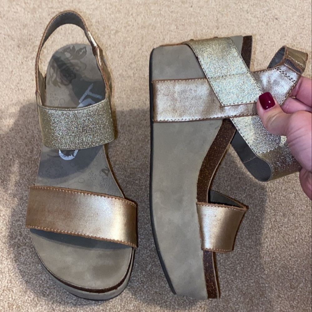 OTBT gold wedges